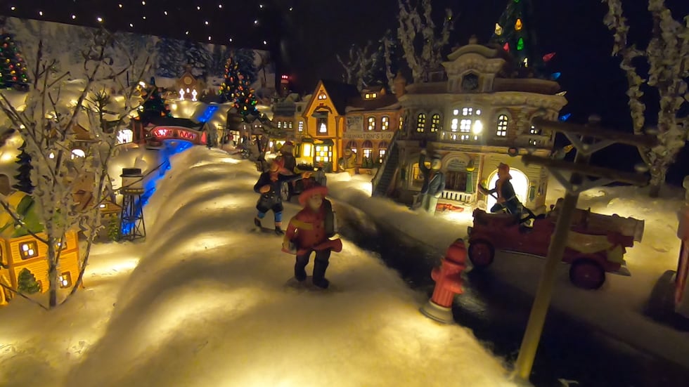 Composed of 500 pieces it includes everything from snow, to buildings, trees, lights, trains,...