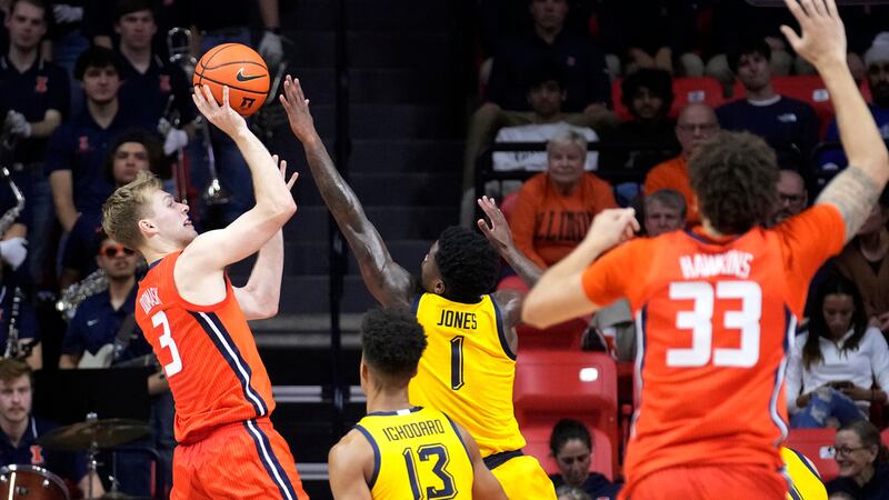 Illinois forward Marcus Domask (3) shoots over Marquette guard Kam Jones during the second...