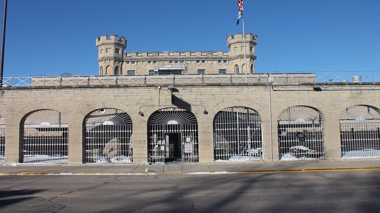Wisconsin prison warden quits amid lockdown, federal smuggling investigation - Vimarsana News